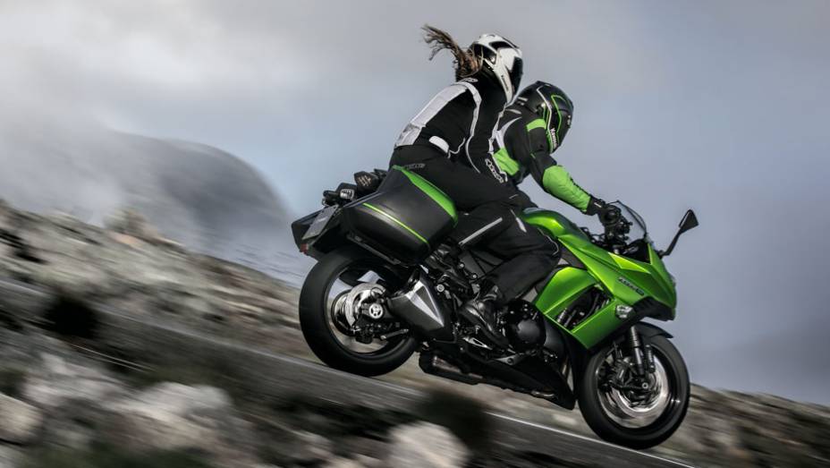 A motocicleta está prevista para chegar ao mercado brasileiro no segundo trimestre de 2014 | <a href="https://beta-develop.quatrorodas.abril.com.br/moto/noticias/kawasaki-lanca-ninja-1000-tourer-abs-salao-duas-rodas-756465.shtml" rel="migration">Leia mais</a>