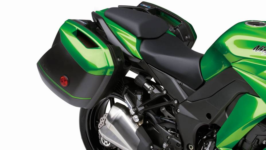 Malas laterais têm capacidade para 29 litros | <a href="https://beta-develop.quatrorodas.abril.com.br/moto/noticias/kawasaki-lanca-ninja-1000-tourer-abs-salao-duas-rodas-756465.shtml" rel="migration">Leia mais</a>