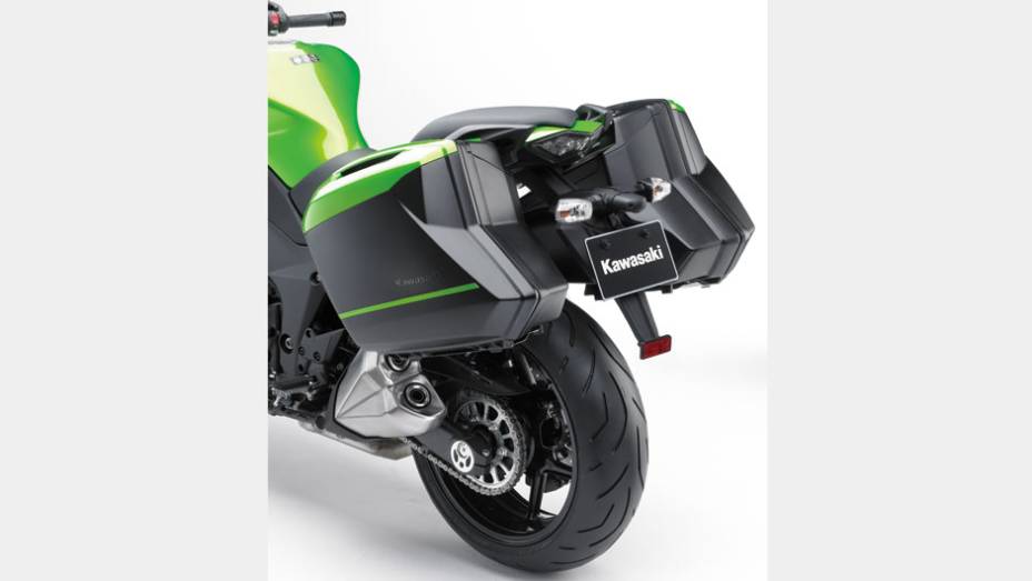 Malas laterais são itens de série | <a href="https://beta-develop.quatrorodas.abril.com.br/moto/noticias/kawasaki-lanca-ninja-1000-tourer-abs-salao-duas-rodas-756465.shtml" rel="migration">Leia mais</a>