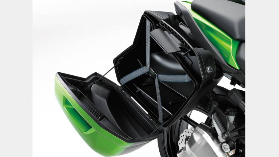 Detalhe do espa&ccedil;o intero da mala lateral s&atilde;o itens de s&eacute;rie | <a href="https://beta-develop.quatrorodas.abril.com.br/moto/noticias/kawasaki-lanca-ninja-1000-tourer-abs-salao-duas-rodas-756465.shtml" rel="migration">Leia mais</a>