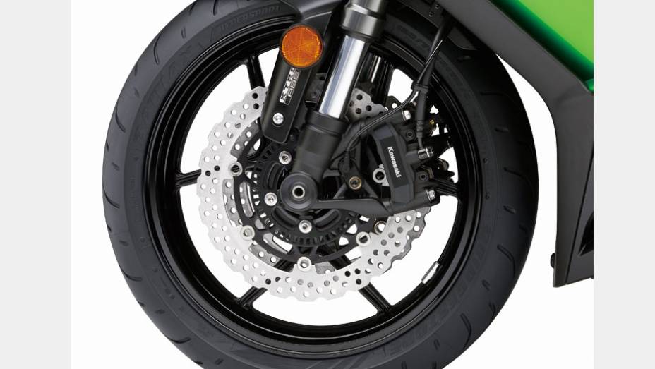 Detalhe da roda dianteira | <a href="https://beta-develop.quatrorodas.abril.com.br/moto/noticias/kawasaki-lanca-ninja-1000-tourer-abs-salao-duas-rodas-756465.shtml" rel="migration">Leia mais</a>