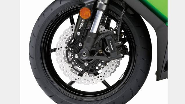 Detalhe da roda dianteira | <a href="https://beta-develop.quatrorodas.abril.com.br/moto/noticias/kawasaki-lanca-ninja-1000-tourer-abs-salao-duas-rodas-756465.shtml" rel="migration">Leia mais</a> Detalhe da roda dianteira | <a href="https://beta-develop.quatrorodas.abril.com.br/moto/noticias/kawasaki-lanca-ninja-1000-tourer-abs-salao-duas-rodas-756465.shtml" rel="migration">Leia mais</a>