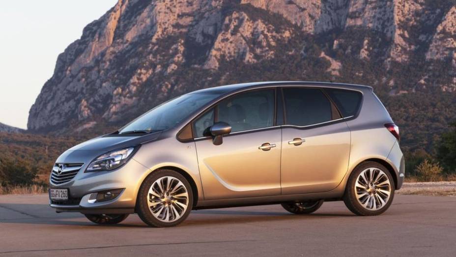 A minivan passou por modifica&ccedil;&otilde;es externas, que incluem nova grade frontal, far&oacute;is atualizados, adi&ccedil;&atilde;o de detalhes cromados ao redor das luzes de neblina... | <a href="https://beta-develop.quatrorodas.abril.com.br/noticias/fabricantes/opel-revela-facelift-meriva-756548" rel="migration"></a>