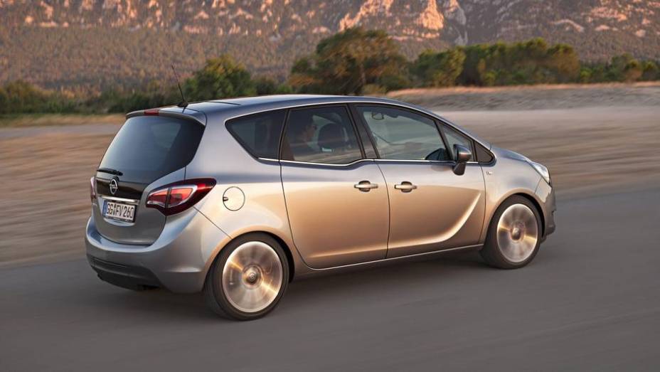 ...luzes diurnas de LED frontais e lanternas de LED | <a href="https://beta-develop.quatrorodas.abril.com.br/noticias/fabricantes/opel-revela-facelift-meriva-756548.shtml" rel="migration">Leia mais</a>