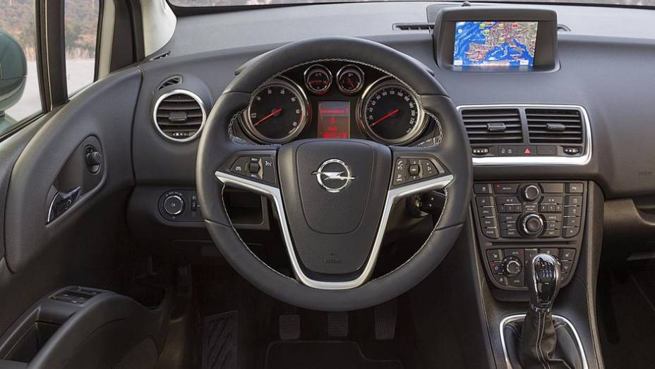 Ele tamb&eacute;m vem equipado com a nova gera&ccedil;&atilde;o do sistema multim&iacute;dia IntelliLink, com tela sens&iacute;vel ao toque de 7 polegadas | <a href="https://beta-develop.quatrorodas.abril.com.br/noticias/fabricantes/opel-revela-facelift-meriva-756548.shtml" rel="migration">Leia mais</a>