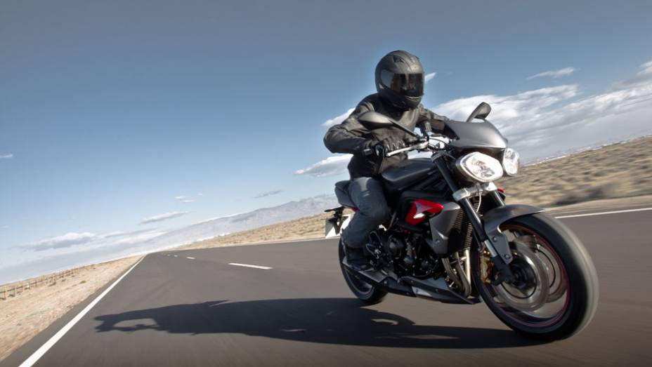 Seu motor tricil&iacute;ndrico de 675 cc entrega 85 cavalos de pot&ecirc;ncia a 11200 rpm | <a href="https://beta-develop.quatrorodas.abril.com.br/moto/noticias/triumph-revela-lancamentos-salao-duas-rodas-756393.shtml" rel="migration">Leia mais</a>