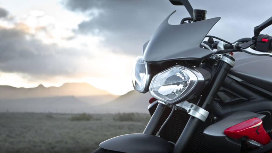 Detalhe da pequana carenagem acima dos far&oacute;is da Street Triple R | <a href="https://beta-develop.quatrorodas.abril.com.br/moto/noticias/triumph-revela-lancamentos-salao-duas-rodas-756393.shtml" rel="migration">Leia mais</a>