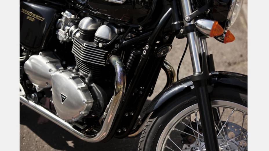 Motor de 865 cc, mesmo que equipa a Boneville T100, entrega 69 cavalos de potência a 7400 rpm | <a href="https://beta-develop.quatrorodas.abril.com.br/moto/noticias/triumph-revela-lancamentos-salao-duas-rodas-756393.shtml" rel="migration">Leia mais</a>