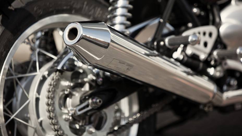Moto estar&aacute; dispon&iacute;vel em duas cores: Preto Phantom e Verde Brooklands | <a href="https://beta-develop.quatrorodas.abril.com.br/moto/noticias/triumph-revela-lancamentos-salao-duas-rodas-756393.shtml" rel="migration">Leia mais</a>