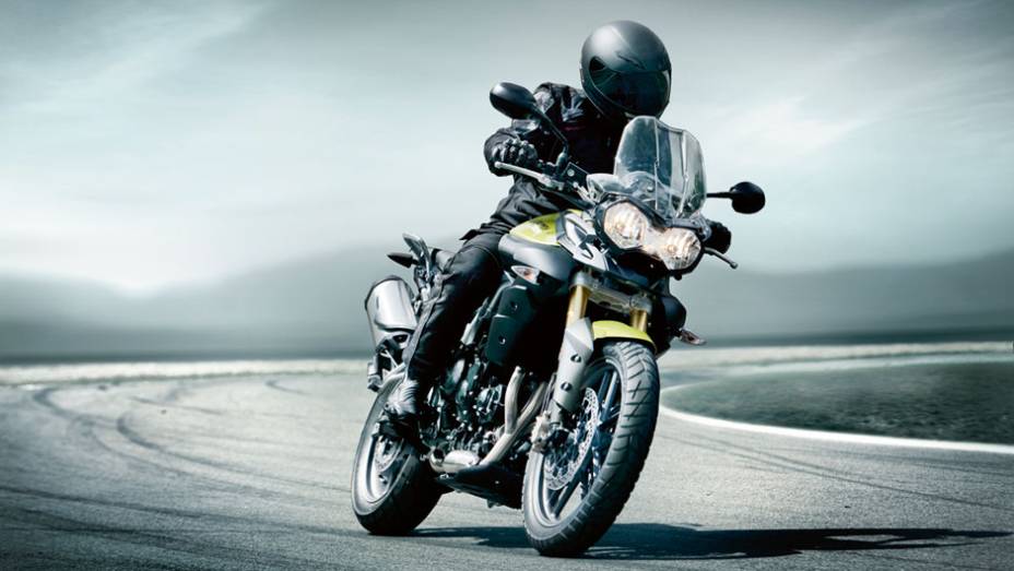 Motocicleta tamb;em conta com freios ABS de s&eacute;rie | <a href="https://beta-develop.quatrorodas.abril.com.br/moto/noticias/triumph-revela-lancamentos-salao-duas-rodas-756393.shtml" rel="migration">Leia mais</a>