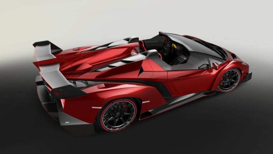 A Lamborghini divulgou as fotos oficiais da Veneno Roadster | <a href="https://beta-develop.quatrorodas.abril.com.br/noticias/fabricantes/surgem-primeiras-imagens-lamborghini-veneno-roadster-757482.shtml" rel="migration">Leia mais</a>