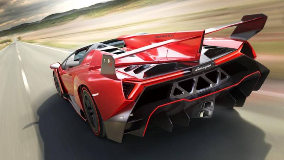 Antes, a revista Top Gear havia publicado as primeiras imagens do modelo | <a href="https://beta-develop.quatrorodas.abril.com.br/noticias/fabricantes/surgem-primeiras-imagens-lamborghini-veneno-roadster-757482.shtml" rel="migration">Leia mais</a>