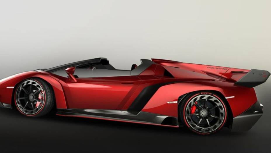 A Veneno Roadster é capaz de acelerar de 0 a 100 km/h em 2,9 segundos e alcança a velocidade máxima de 355 km/h | <a href="https://beta-develop.quatrorodas.abril.com.br/noticias/fabricantes/surgem-primeiras-imagens-lamborghini-veneno-roadster-757482.shtml" rel="migration">Leia mais</a>