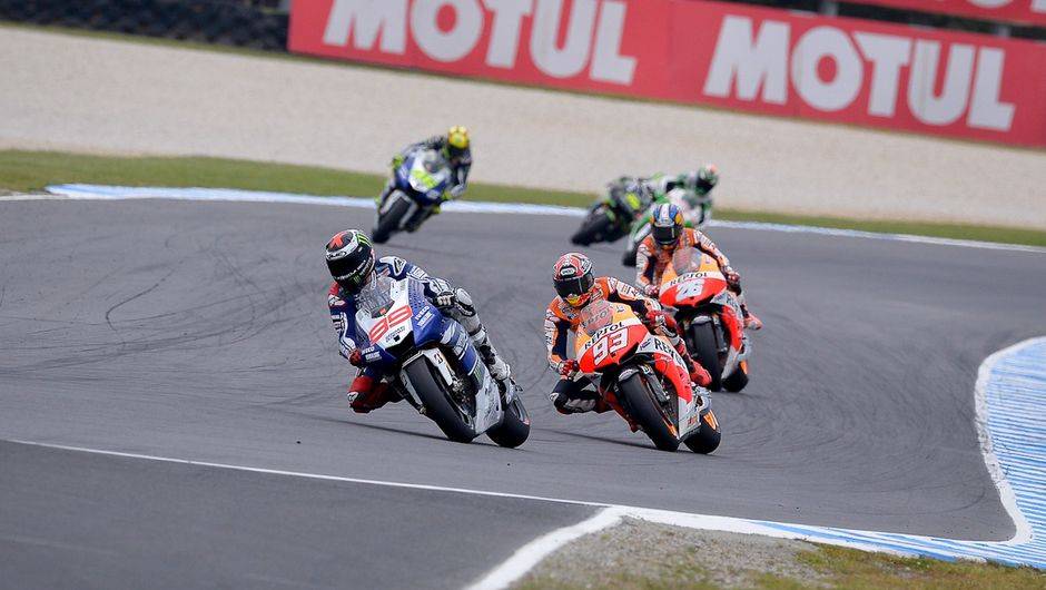 Assim, a etapa passou de 26 para apenas 19 voltas, com uma parada obrigat&oacute;ria nos boxes para cada piloto | <a href="https://beta-develop.quatrorodas.abril.com.br/moto/noticias/motogp-lorenzo-vence-embola-campeonato-757595.shtml" rel="migration">Leia mais</a>