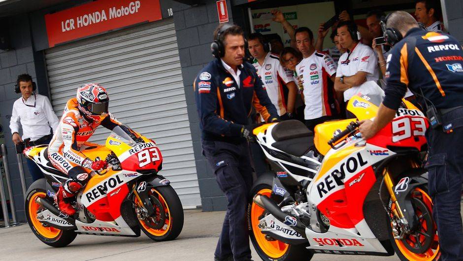 O problema para M&aacute;rquez veio com sua parada obrigat&oacute;ria: ela foi feita uma volta depois da janela obrigat&oacute;ria estabelecida pela dire&ccedil;&atilde;o de prova. Assim, recebeu a bandeira preta | <a href="https://beta-develop.quatrorodas.abril.com.br/moto/noticias/motogp-lorenzo-vence" rel="migration"></a>