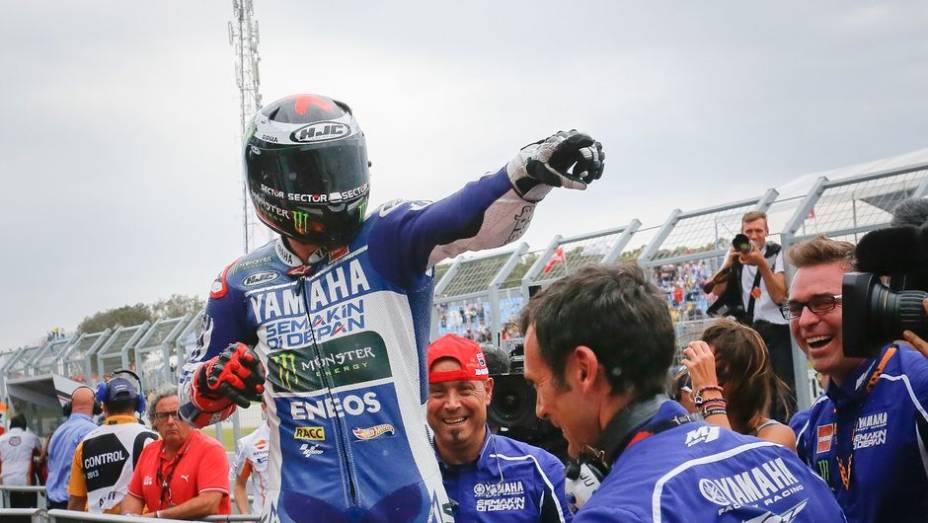 Lorenzo, assim, não teve a resistência do rival nas voltas finais e venceu com tranquilidade| <a href="https://beta-develop.quatrorodas.abril.com.br/moto/noticias/motogp-lorenzo-vence-embola-campeonato-757595.shtml" rel="migration">Leia mais</a>