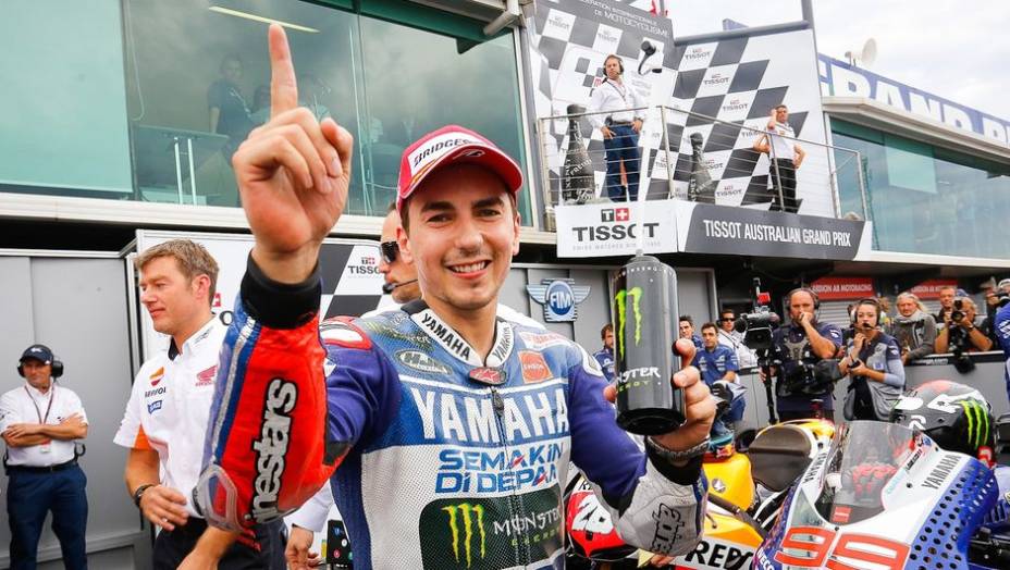 A liderança do novato passou de 43 para apenas 18 pontos | <a href="https://beta-develop.quatrorodas.abril.com.br/moto/noticias/motogp-lorenzo-vence-embola-campeonato-757595.shtml" rel="migration">Leia mais</a>