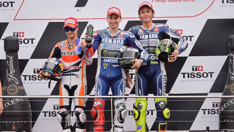 Dani Pedrosa (Repsol Honda Team) aproveitou a brecha e finalizou a prova no segundo lugar. Valentino Rossi (Yamaha Factory Racing) fechou o pódio | <a href="https://beta-develop.quatrorodas.abril.com.br/moto/noticias/motogp-lorenzo-vence-embola-campeonato-757595.shtml" rel="migration"></a>