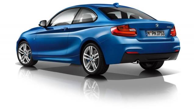 A 220d (2.0, 184 cv e 38,7 kgfm) acelera de 0 a 100 km/h em 7,2s e obtém máxima de 230 km/h | <a href="https://beta-develop.quatrorodas.abril.com.br/noticias/fabricantes/bmw-revela-serie-2-completo-758127.shtml" rel="migration">Leia mais</a> A 220d (2.0, 184 cv e 38,7 kgfm) acelera de 0 a 100 km/h em 7,2s e obtém máxima de 230 km/h | <a href="https://beta-develop.quatrorodas.abril.com.br/noticias/fabricantes/bmw-revela-serie-2-completo-758127.shtml" rel="migration">Leia mais</a>