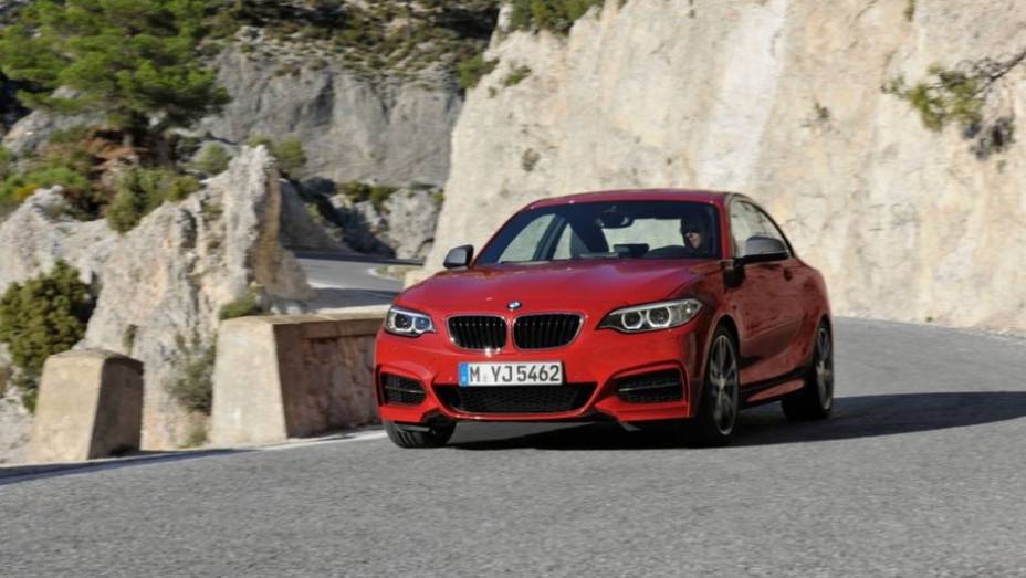 A BMW apresentou oficialmente a nova S&eacute;rie 2 | <a href="https://beta-develop.quatrorodas.abril.com.br/noticias/fabricantes/bmw-revela-serie-2-completo-758127.shtml" rel="migration">Leia mais</a>