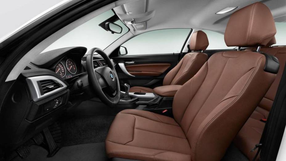 Já a 225d (2.0, 218 cv e 45,9 kgfm) vai de 0 a 100 km/h em 6,3s e chega à máxima de 242 km/h | <a href="https://beta-develop.quatrorodas.abril.com.br/noticias/fabricantes/bmw-revela-serie-2-completo-758127.shtml" rel="migration">Leia mais</a> Já a 225d (2.0, 218 cv e 45,9 kgfm) vai de 0 a 100 km/h em 6,3s e chega à máxima de 242 km/h | <a href="https://beta-develop.quatrorodas.abril.com.br/noticias/fabricantes/bmw-revela-serie-2-completo-758127.shtml" rel="migration">Leia mais</a>