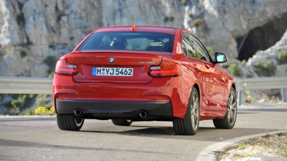 O modelo, substituto da S&eacute;rie 1 Coupe, chegar&aacute; &agrave;s concession&aacute;rias europeias em mar&ccedil;o de 2014 | <a href="https://beta-develop.quatrorodas.abril.com.br/noticias/fabricantes/bmw-revela-serie-2-completo-758127.shtml" rel="migration">Leia mais</a>