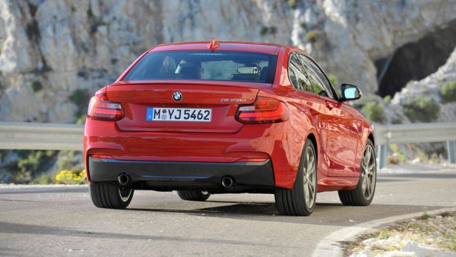 O modelo, substituto da S&eacute;rie 1 Coupe, chegar&aacute; &agrave;s concession&aacute;rias europeias em mar&ccedil;o de 2014 | <a href="https://beta-develop.quatrorodas.abril.com.br/noticias/fabricantes/bmw-revela-serie-2-completo-758127.shtml" rel="migration">Leia mais</a>