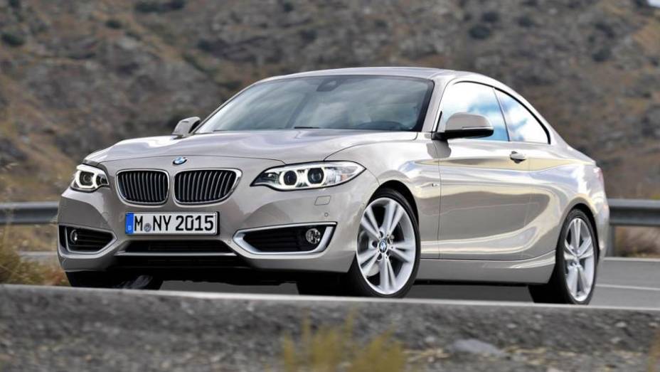 A 220i vem equipada com motor 2.0 TwinPower Turbo (gasolina), que entrega 184 cavalos de pot&ecirc;ncia e 27,5 kgfm de torque | <a href="https://beta-develop.quatrorodas.abril.com.br/noticias/fabricantes/bmw-revela-serie-2-completo-758127.shtml" rel="migration">Leia mais</a>