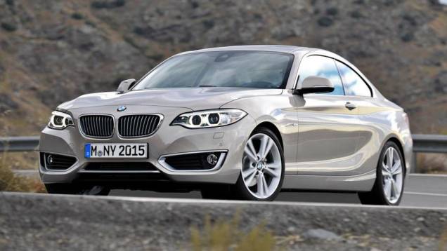 A 220i vem equipada com motor 2.0 TwinPower Turbo (gasolina), que entrega 184 cavalos de potência e 27,5 kgfm de torque | <a href="https://beta-develop.quatrorodas.abril.com.br/noticias/fabricantes/bmw-revela-serie-2-completo-758127.shtml" rel="migration">Leia mais</a> A 220i vem equipada com motor 2.0 TwinPower Turbo (gasolina), que entrega 184 cavalos de potência e 27,5 kgfm de torque | <a href="https://beta-develop.quatrorodas.abril.com.br/noticias/fabricantes/bmw-revela-serie-2-completo-758127.shtml" rel="migration">Leia mais</a>
