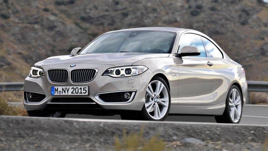 A 220i vem equipada com motor 2.0 TwinPower Turbo (gasolina), que entrega 184 cavalos de potência e 27,5 kgfm de torque | <a href="https://beta-develop.quatrorodas.abril.com.br/noticias/fabricantes/bmw-revela-serie-2-completo-758127.shtml" rel="migration">Leia mais</a> A 220i vem equipada com motor 2.0 TwinPower Turbo (gasolina), que entrega 184 cavalos de potência e 27,5 kgfm de torque | <a href="https://beta-develop.quatrorodas.abril.com.br/noticias/fabricantes/bmw-revela-serie-2-completo-758127.shtml" rel="migration">Leia mais</a>