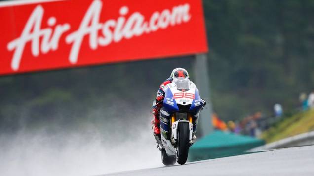 Depois de muitos problemas, a MotoGP conseguiu disputar seu treino classificatório para o GP do Japão, na pista de Motegi. Quem se deu bem foi Jorge Lorenzo | <a href="https://beta-develop.quatrorodas.abril.com.br/moto/noticias/motogp-lorenzo-voa-pole-japao-758277.sht" rel="migration"></a> Depois de muitos problemas, a MotoGP conseguiu disputar seu treino classificatório para o GP do Japão, na pista de Motegi. Quem se deu bem foi Jorge Lorenzo | <a href="https://beta-develop.quatrorodas.abril.com.br/moto/noticias/motogp-lorenzo-voa-pole-japao-758277.sht" rel="migration"></a>