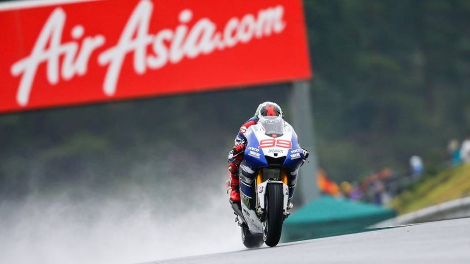 Depois de muitos problemas, a MotoGP conseguiu disputar seu treino classificat&oacute;rio para o GP do Jap&atilde;o, na pista de Motegi. Quem se deu bem foi Jorge Lorenzo | <a href="https://beta-develop.quatrorodas.abril.com.br/moto/noticias/motogp-lorenzo-voa-pole-japao-758277.sht" rel="migration"></a>
