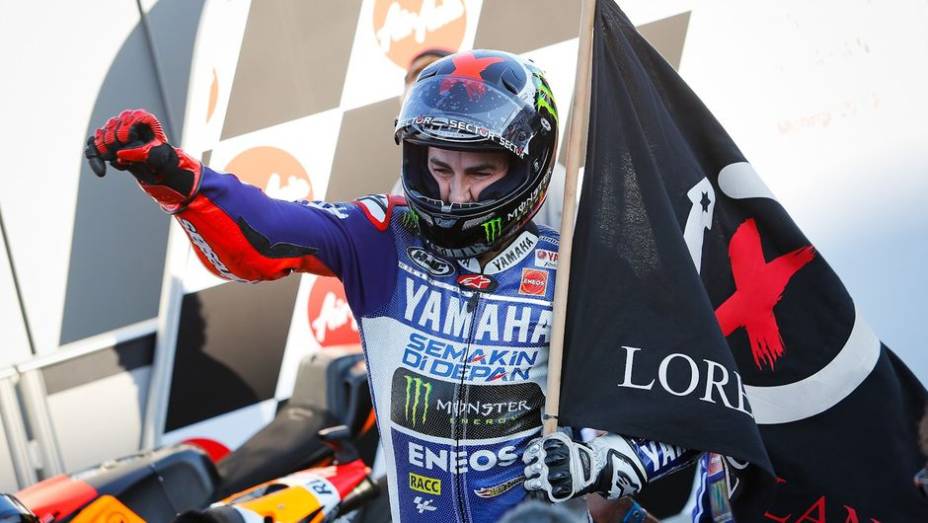 Ele estreitou a diferen&ccedil;a em rela&ccedil;&atilde;o ao compatriota M&aacute;rc M&aacute;rquez na ponta da tabela para apenas 13 pontos | <a href="https://beta-develop.quatrorodas.abril.com.br/moto/noticias/motogp-definicao-titulo-fica-ultima-prova-758422.shtml" rel="migration">Leia mais</a>