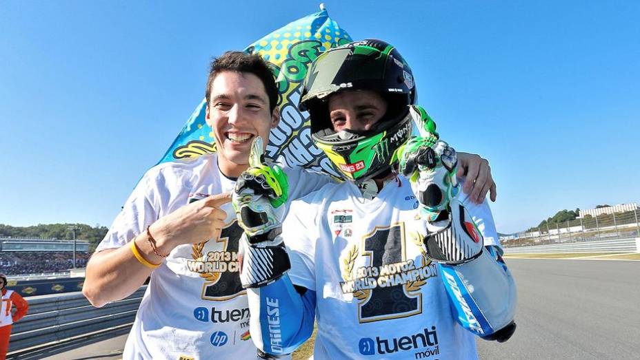 O espanhol venceu em Motegi e contou com o abandono do rival direto na temporada, Scott Redding, para faturar o título antecipado | <a href="https://beta-develop.quatrorodas.abril.com.br/moto/noticias/motogp-definicao-titulo-fica-ultima-prova-758422.shtml" rel="migration">Leia mais</a>