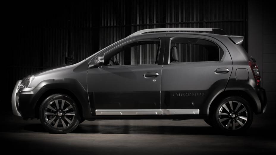 O Etios Cross tem como base a vers&atilde;o topo de linha XLS | <a href="https://beta-develop.quatrorodas.abril.com.br/carros/lancamentos/toyota-etios-cross-759424.shtml" rel="migration">Leia mais</a>