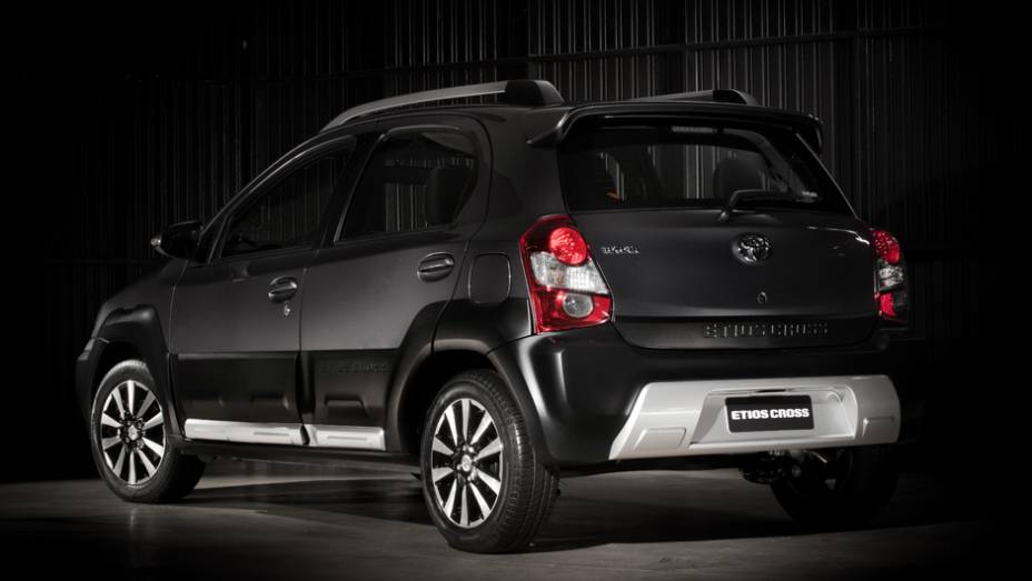 Modelo ganhou adere&ccedil;os aventureiros | <a href="https://beta-develop.quatrorodas.abril.com.br/carros/lancamentos/toyota-etios-cross-759424.shtml" rel="migration">Leia mais</a>