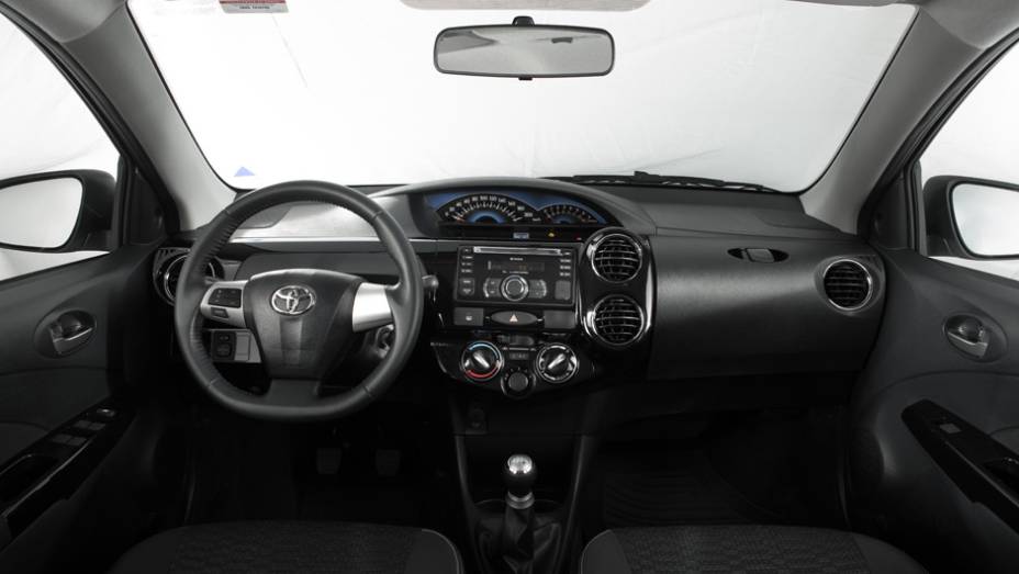 No interior, o Etios Cross mostra o painel Total Black, com velocímetro e tacômetro com grafia Black & Blue | <a href="https://beta-develop.quatrorodas.abril.com.br/carros/lancamentos/toyota-etios-cross-759424.shtml" rel="migration">Leia mais</a> No interior, o Etios Cross mostra o painel Total Black, com velocímetro e tacômetro com grafia Black & Blue | <a href="https://beta-develop.quatrorodas.abril.com.br/carros/lancamentos/toyota-etios-cross-759424.shtml" rel="migration">Leia mais</a>