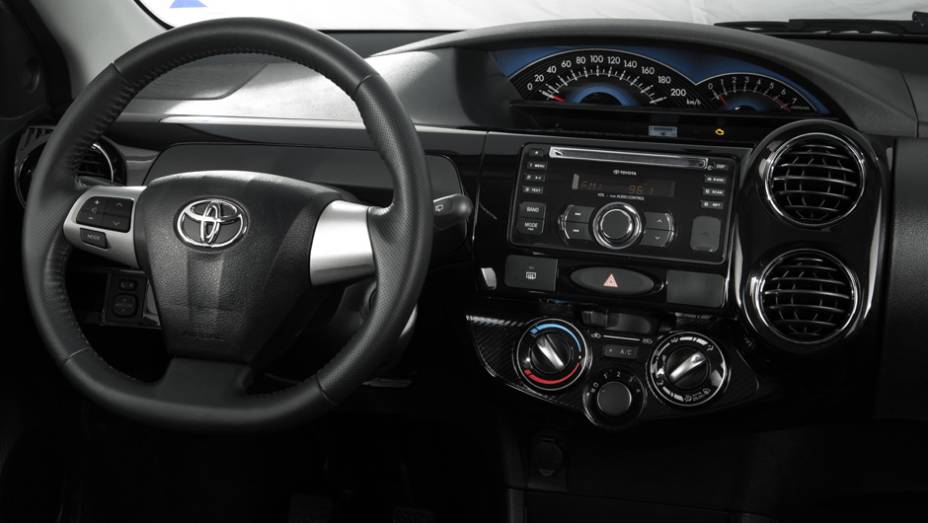 Detalhe do painel do Etios Cross | <a href="https://beta-develop.quatrorodas.abril.com.br/carros/lancamentos/toyota-etios-cross-759424.shtml" rel="migration">Leia mais</a>