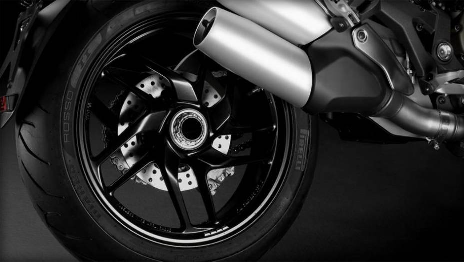 Motocicleta está equipada com freios ABS Bosch com pinças Brembo | <a href="https://beta-develop.quatrorodas.abril.com.br/moto/noticias/ducati-revela-monster-1200-2014-759325.shtml" rel="migration">Leia mais</a>