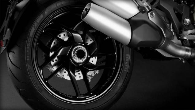 Motocicleta está equipada com freios ABS Bosch com pinças Brembo | <a href="https://beta-develop.quatrorodas.abril.com.br/moto/noticias/ducati-revela-monster-1200-2014-759325.shtml" rel="migration">Leia mais</a> Motocicleta está equipada com freios ABS Bosch com pinças Brembo | <a href="https://beta-develop.quatrorodas.abril.com.br/moto/noticias/ducati-revela-monster-1200-2014-759325.shtml" rel="migration">Leia mais</a>