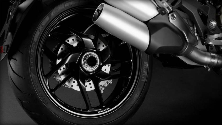 Motocicleta está equipada com freios ABS Bosch com pinças Brembo | <a href="https://beta-develop.quatrorodas.abril.com.br/moto/noticias/ducati-revela-monster-1200-2014-759325.shtml" rel="migration">Leia mais</a> Motocicleta está equipada com freios ABS Bosch com pinças Brembo | <a href="https://beta-develop.quatrorodas.abril.com.br/moto/noticias/ducati-revela-monster-1200-2014-759325.shtml" rel="migration">Leia mais</a>