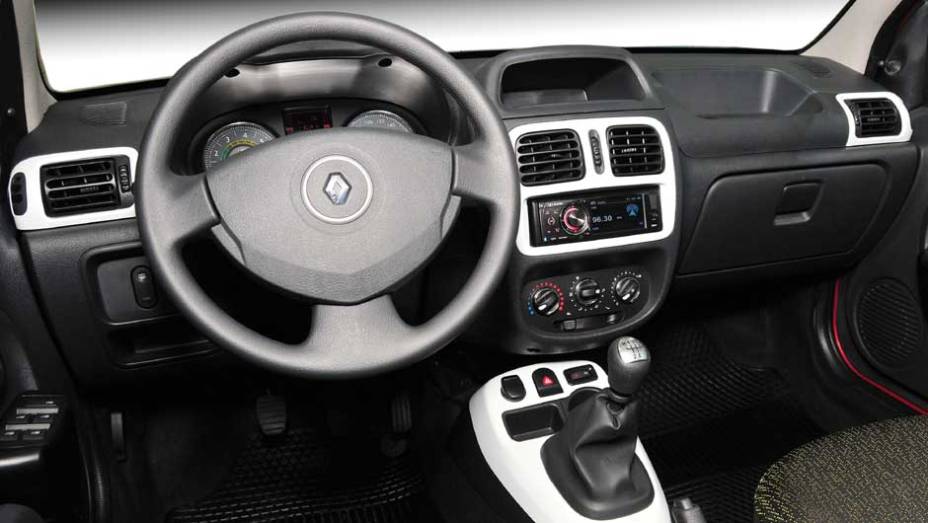 Interior se manteve quase sem mudanças, ficando mais envelhecido frente aos rivais | <a href="https://beta-develop.quatrorodas.abril.com.br/carros/lancamentos/renault-clio-2013-717925.shtml" rel="migration">Leia mais</a>