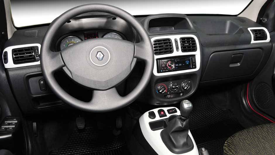 Interior se manteve quase sem mudan&ccedil;as, ficando mais envelhecido frente aos rivais | <a href="https://beta-develop.quatrorodas.abril.com.br/carros/lancamentos/renault-clio-2013-717925.shtml" rel="migration">Leia mais</a>
