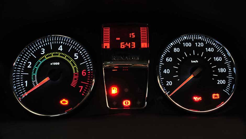 Quadro de instrumentos emprestado do Sandero oferece f&aacute;cil leitura | <a href="https://beta-develop.quatrorodas.abril.com.br/carros/lancamentos/renault-clio-2013-717925.shtml" rel="migration">Leia mais</a>