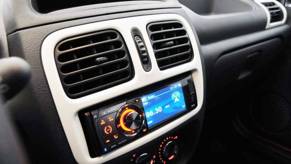 Detalhes no console central podem ser personalizados; preços do novo Clio partem de R$ 23.290 | <a href="https://beta-develop.quatrorodas.abril.com.br/carros/lancamentos/renault-clio-2013-717925.shtml" rel="migration">Leia mais</a>