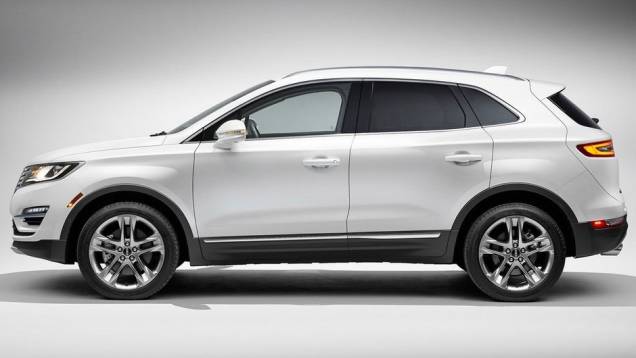 De acordo com a fabricante, o modelo é baseado no Ford Escape, mas com carroceria bastante modificada | <a href="https://beta-develop.quatrorodas.abril.com.br/noticias/fabricantes/lincoln-mkc-apresentado-760137.shtml" rel="migration">Leia mais</a> De acordo com a fabricante, o modelo é baseado no Ford Escape, mas com carroceria bastante modificada | <a href="https://beta-develop.quatrorodas.abril.com.br/noticias/fabricantes/lincoln-mkc-apresentado-760137.shtml" rel="migration">Leia mais</a>