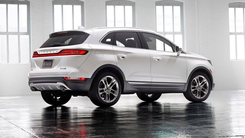 O MKC tem grade frontal dividida, lanternas que seguem o padr&atilde;o do Dodge Dart, espalhando-se por toda a traseira, e interior refinado | <a href="https://beta-develop.quatrorodas.abril.com.br/noticias/fabricantes/lincoln-mkc-apresentado-760137.shtml" rel="migration">Leia mais</a>