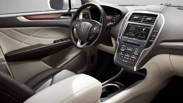 Por sinal, as versões com tração integral também contarão com a nova suspensão adaptativa desenvolvida pela marca | <a href="https://beta-develop.quatrorodas.abril.com.br/noticias/fabricantes/lincoln-mkc-apresentado-760137.shtml" rel="migration">Leia mais</a> Por sinal, as versões com tração integral também contarão com a nova suspensão adaptativa desenvolvida pela marca | <a href="https://beta-develop.quatrorodas.abril.com.br/noticias/fabricantes/lincoln-mkc-apresentado-760137.shtml" rel="migration">Leia mais</a>