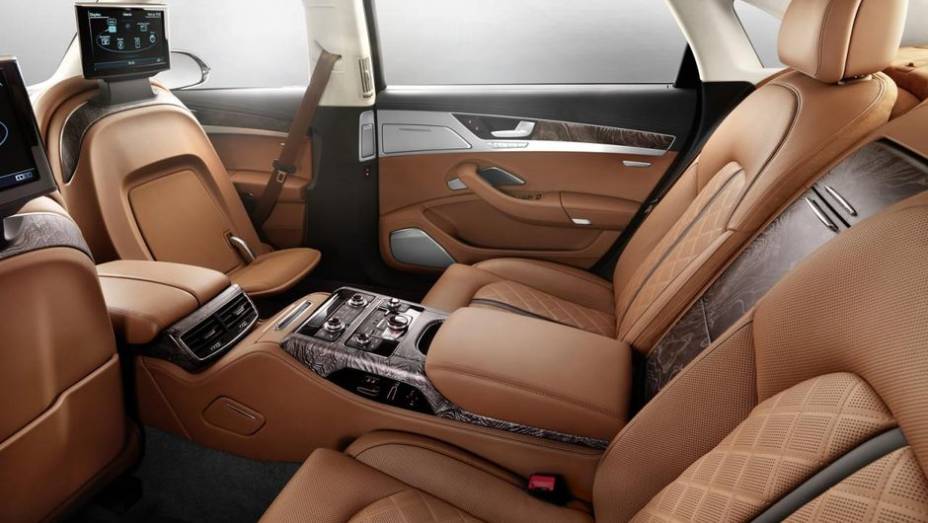 O desenho das partes centrais de encosto e assento &eacute; em formato de diamantes | <a href="https://beta-develop.quatrorodas.abril.com.br/noticias/fabricantes/audi-produzira-a8-exclusive-760263.shtml" rel="migration">Leia mais</a>