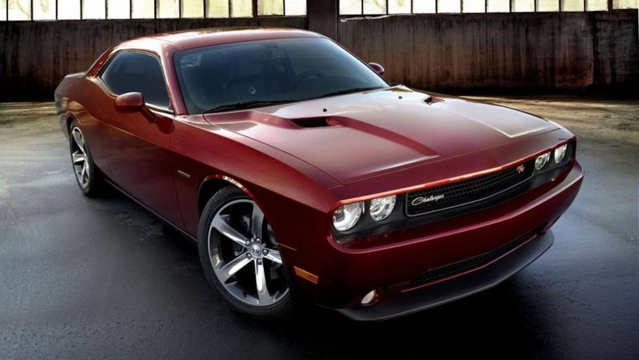 Já o Challenger possui as mesmas modificações na grade frontal e as mesmas rodas de 20 polegadas | <a href="https://beta-develop.quatrorodas.abril.com.br/noticias/saloes/los-angeles-2013/dodge-celebra-centenario-edicao-especial-charger-challenger-760678.shtml" rel="migration">Leia mai</a>